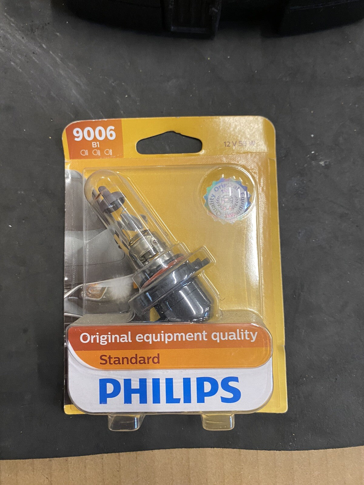 Philips 9006 Standard Halogen Headlight Bulb (1-Pack Blister) - 9006B1